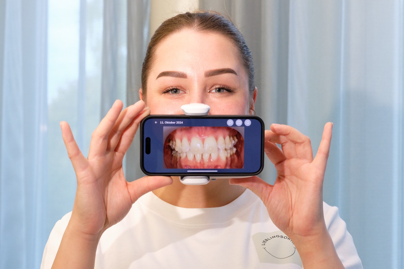 Michelle nutzt Dental Monitoring per Handy von zu Hause