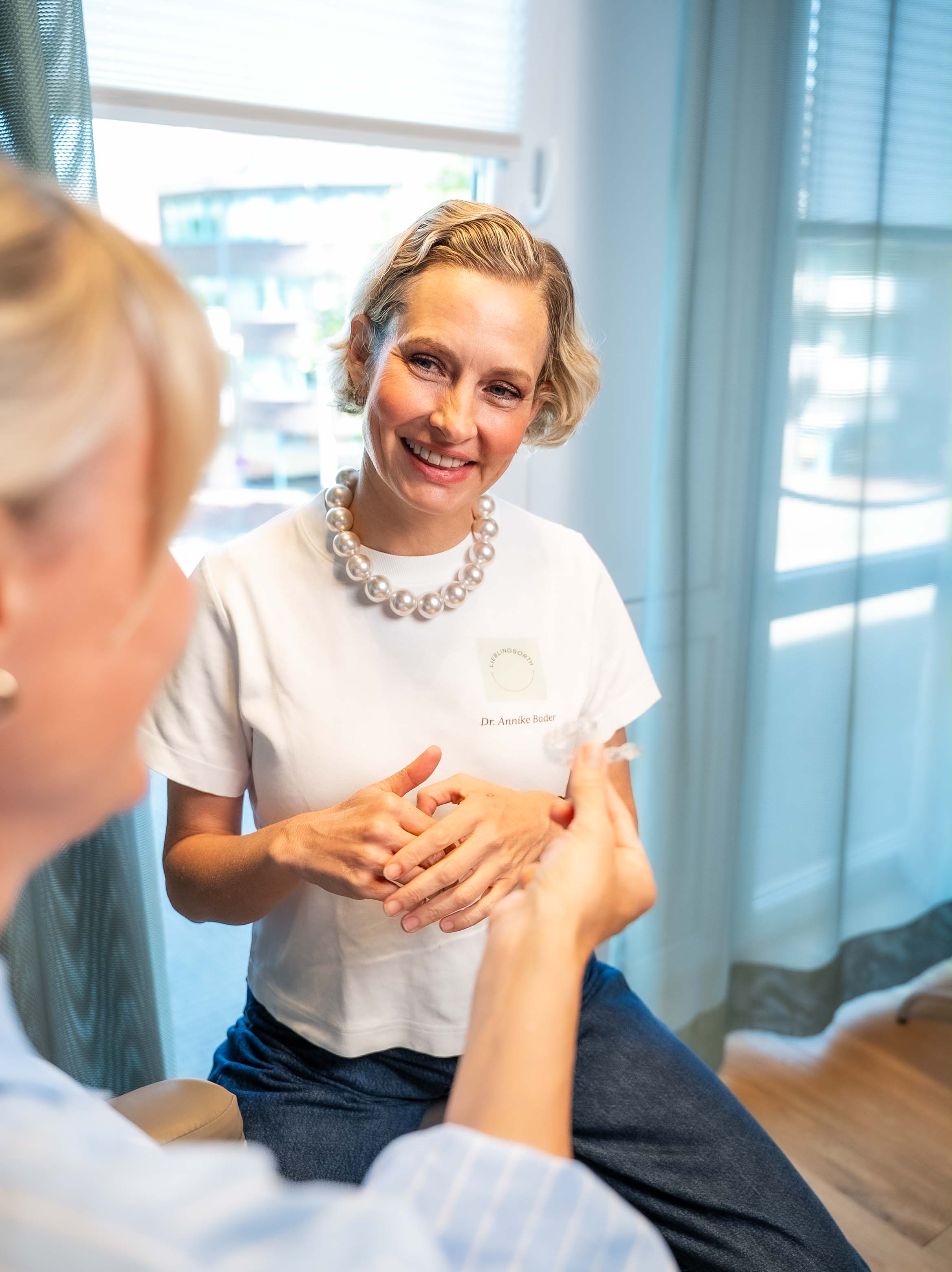 Dr. Annike Bader im Beratungsgespräch mit einer Patientin bei Lieblingsorth Adendorf